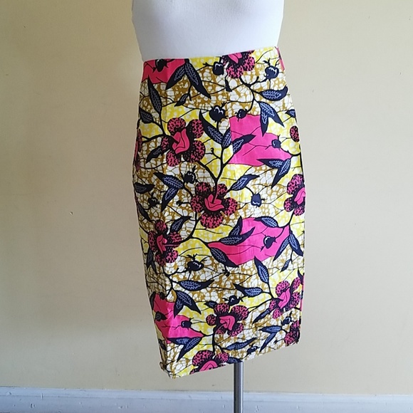 This lovely pencil skirt comes with a zipper in th - Picture 2 of 4